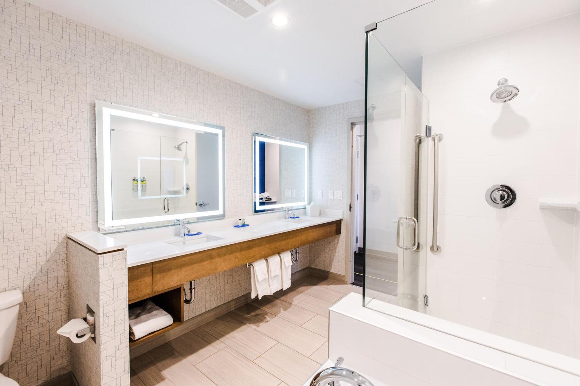 King Suite Jetted Tub,1246532749:JPEG