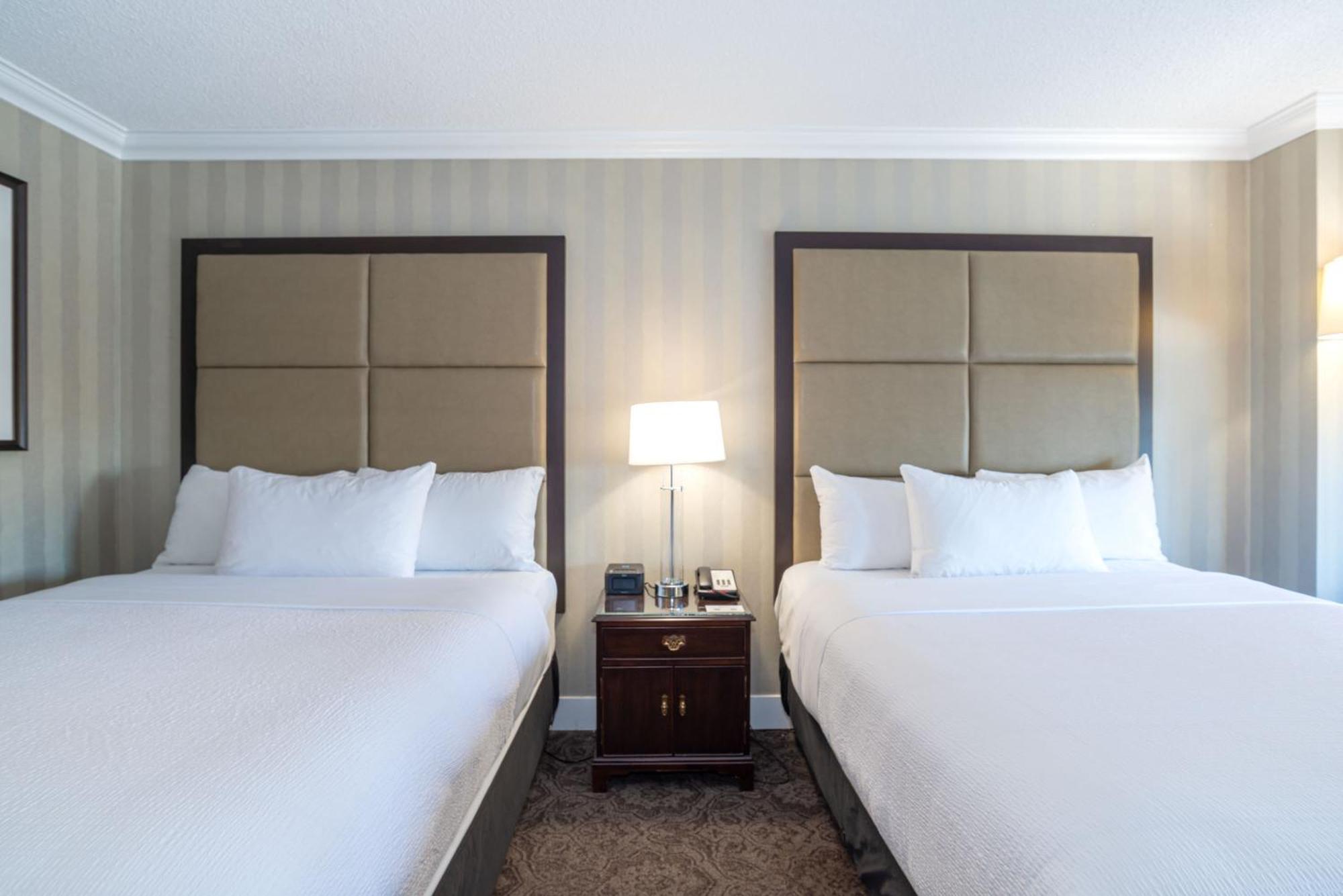 Deluxe Room, 2 Queen Beds, Middle Floors