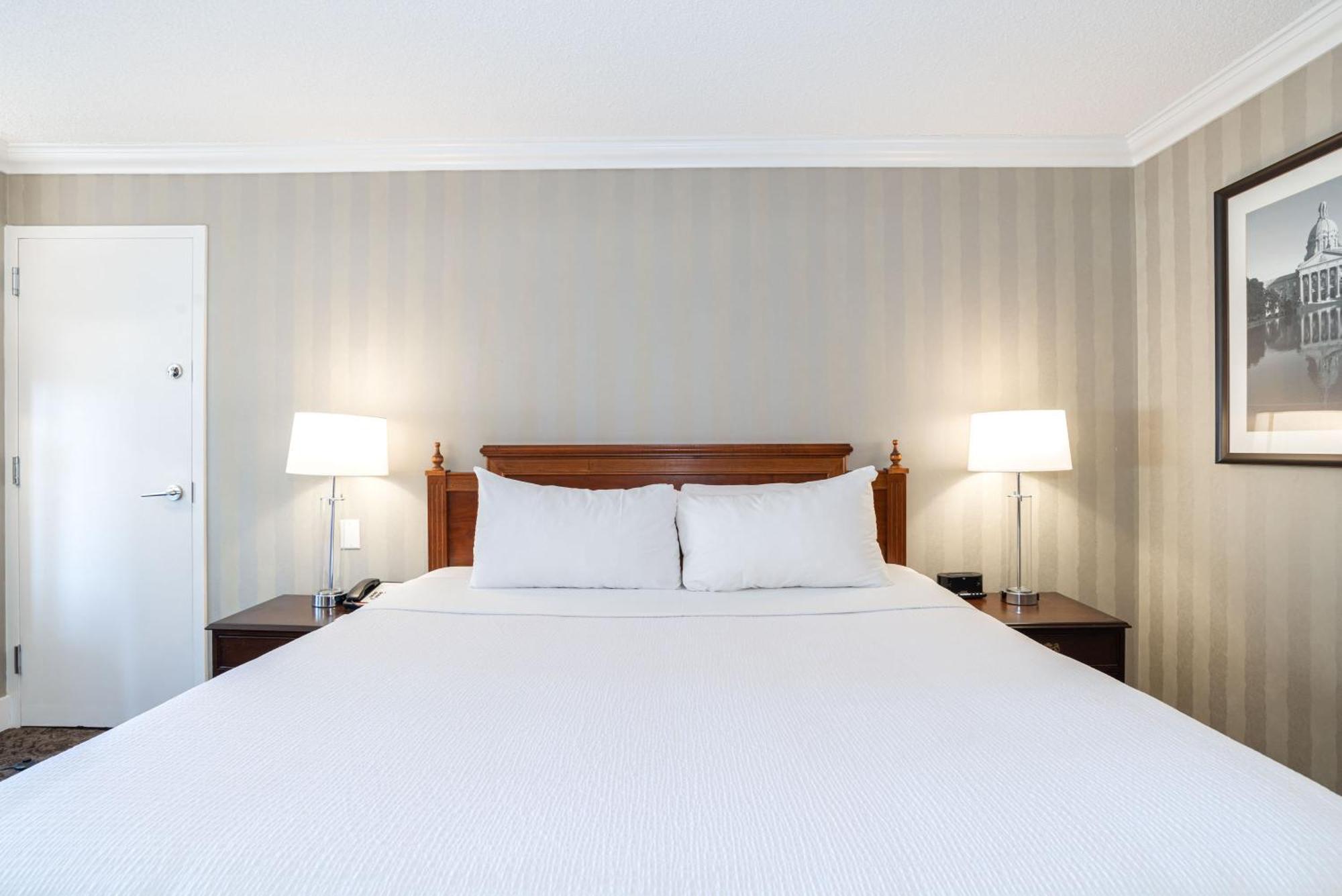 Deluxe Room 1 King Bed Middle Floors