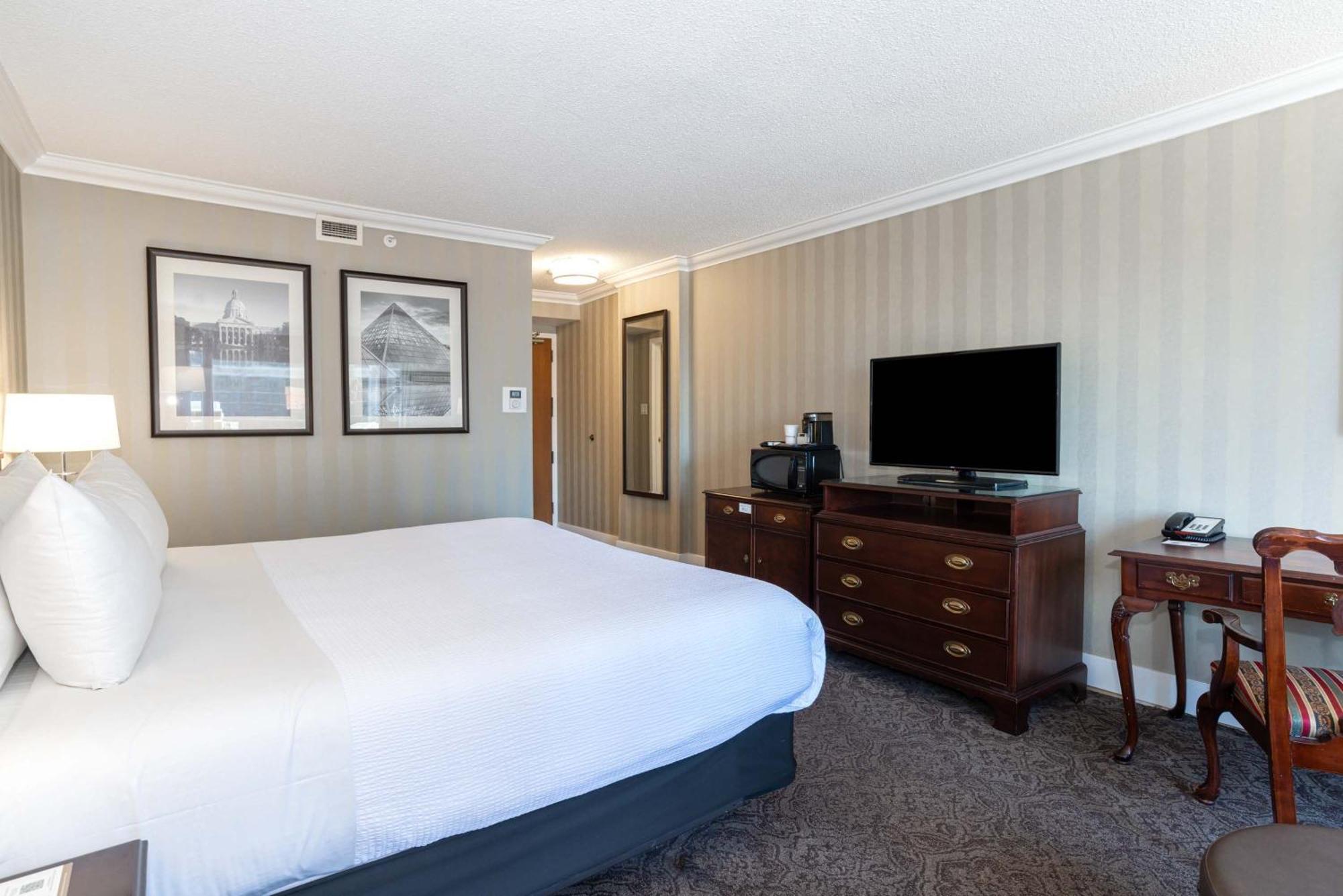 Deluxe Room 1 King Bed Middle Floors