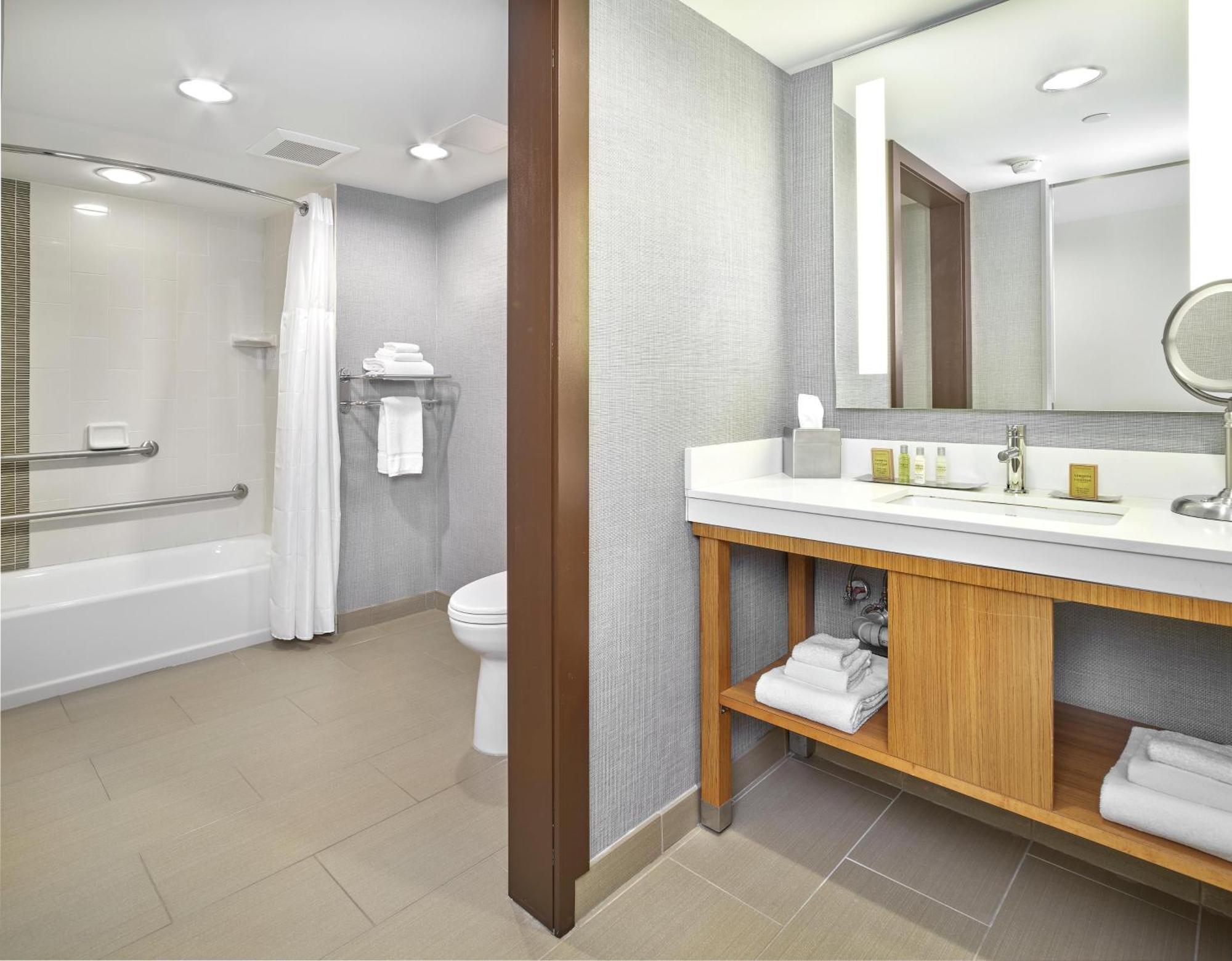 Queen Room Two Queen Beds Bath Tub Mobility Access,1758428537:JPEG