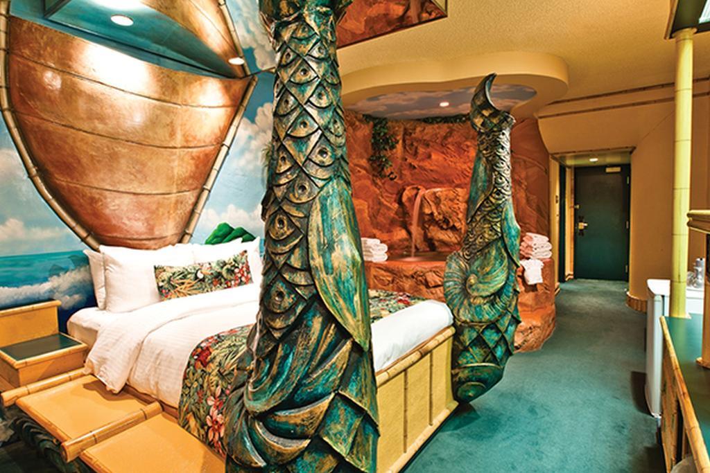 Classic Polynesian Family Theme Room,215782112:JPEG